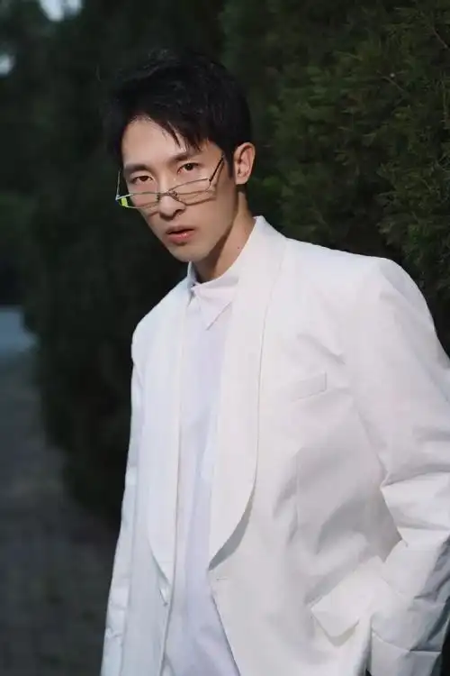 男方疑出轨多年好友,网红界最后的模范情侣也凉了!