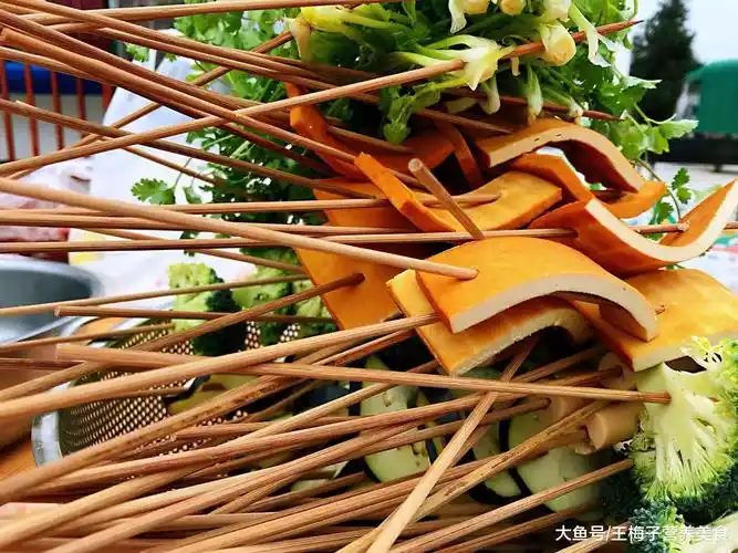 食品很受欢迎,大家积极性非常高,拿了自己喜欢吃的烤,蔬菜放到后面