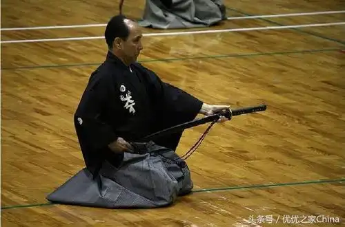 再议日本居合斩:快速拔刀斩杀然后快速收刀回鞘的奇怪刀法?