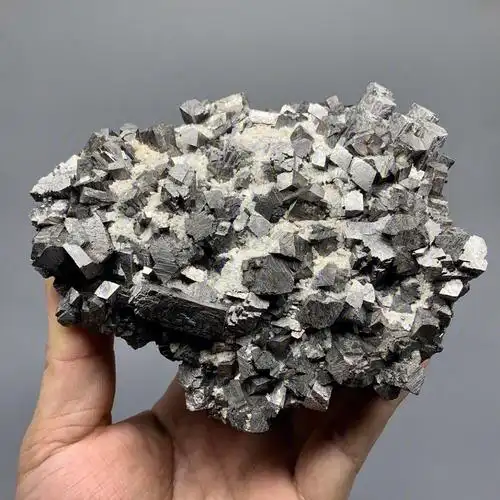 毒砂也称砷黄铁矿,是一种铁的硫砷化物矿物.