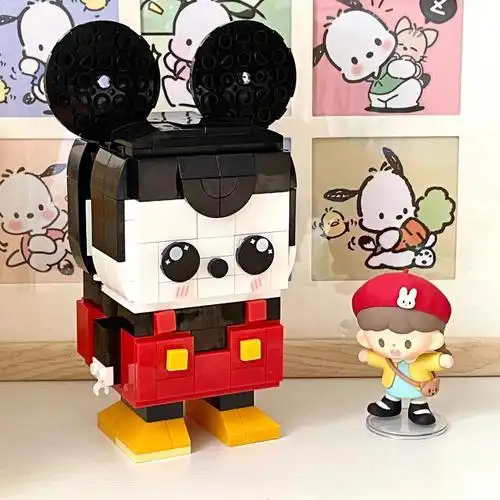 背面打开以后是一个迷你的猫咪公寓哦!93穿着背带裤的羞羞鼠好可爱!