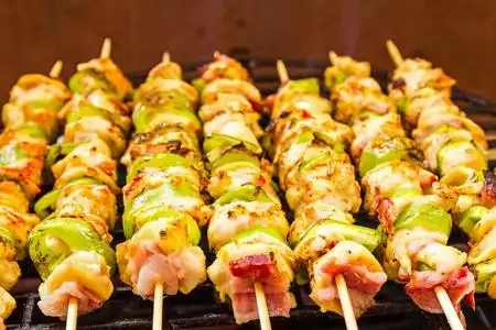 烧烤烤串烧烤架蔬菜串烧-关闭照片