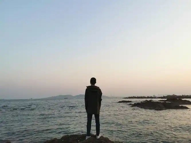 宝藏男孩帅气的背影秀还是宝藏男孩暧昧男女她在想什么呢夜幕降临另一