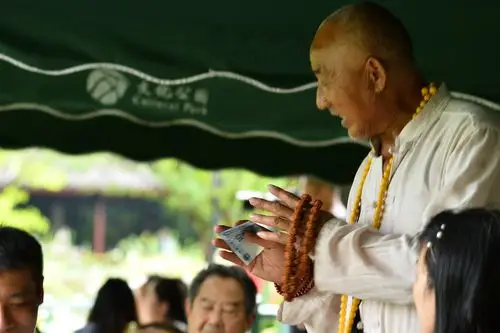 "和尚":阿米佗佛.用像机揭露社会上的假,丑,恶.(四)