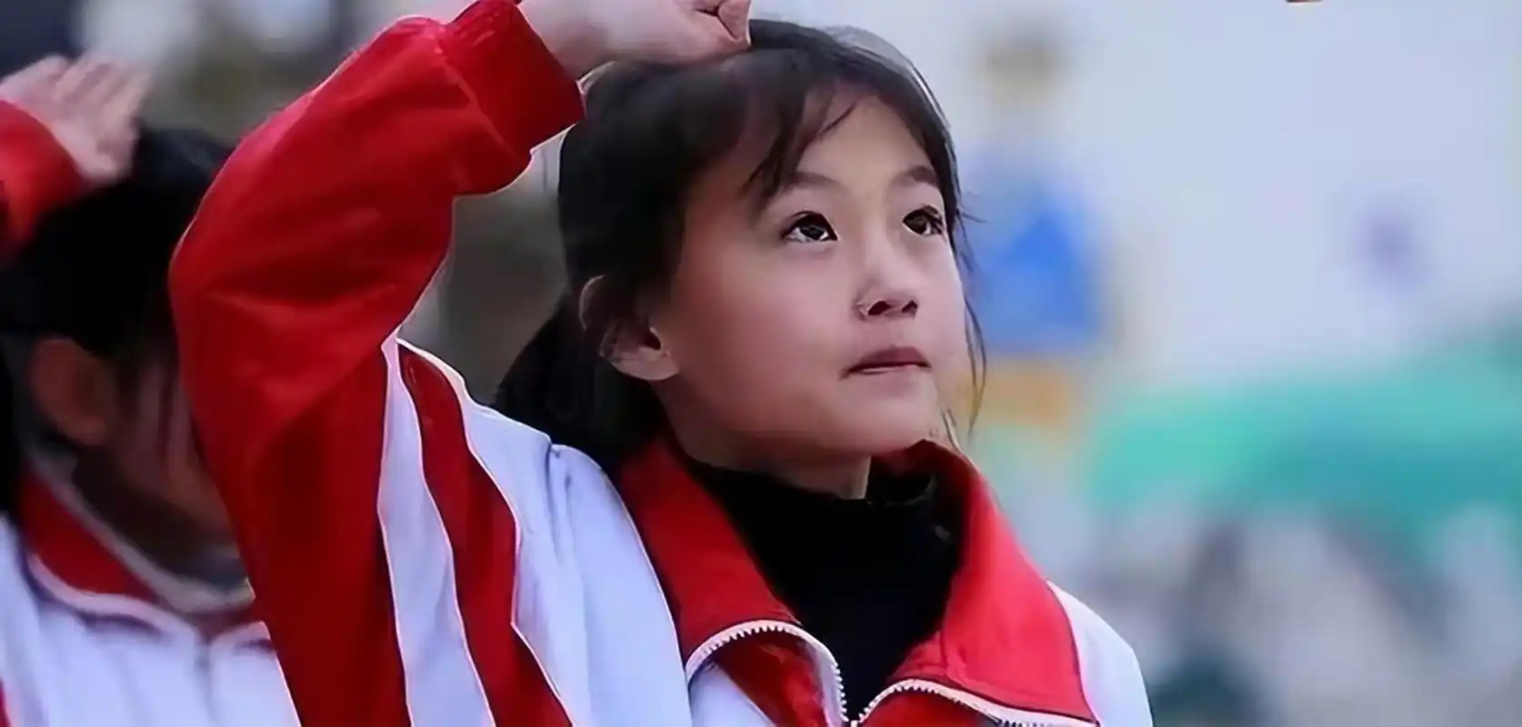 2021年,宁夏一个贫困山村的小女孩铁嘉欣因为一则6秒的短视频走红,被