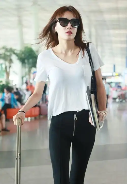 177cm张蓝心穿紧身裤,有腿长2米的既视感,但镜头往下移时尴尬了