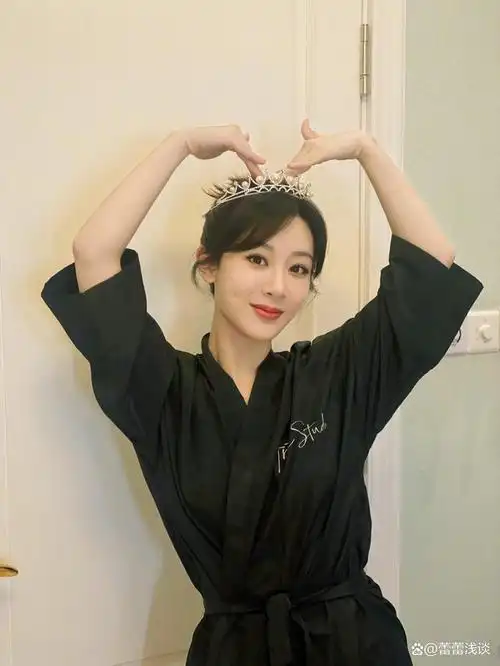 杨紫减脂餐果然有效,天鹅颈小蛮腰美出新高度,嘟嘴卖萌甚是可爱