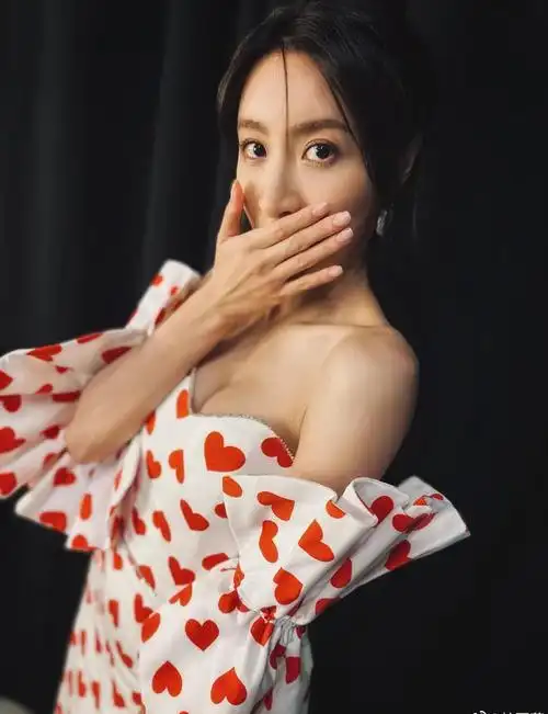 tvb女星林夏薇出席活动,身穿露肩抹胸长裙,俏丽美艳,气质满满|tvb