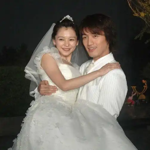 胡歌13年前和徐若瑄的结婚照,青葱少年就是白马王子