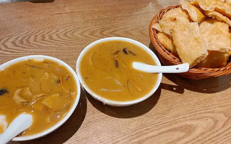 郑州最好喝的胡辣汤之一,顾客天天端着锅排队,味道实在太香了!