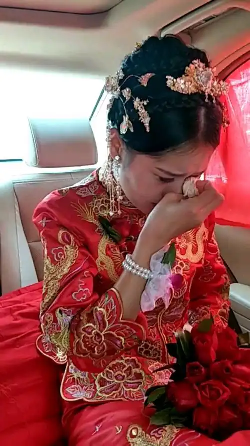 新娘出嫁告别家人依依不舍哭泣离开家将步入新郎家里