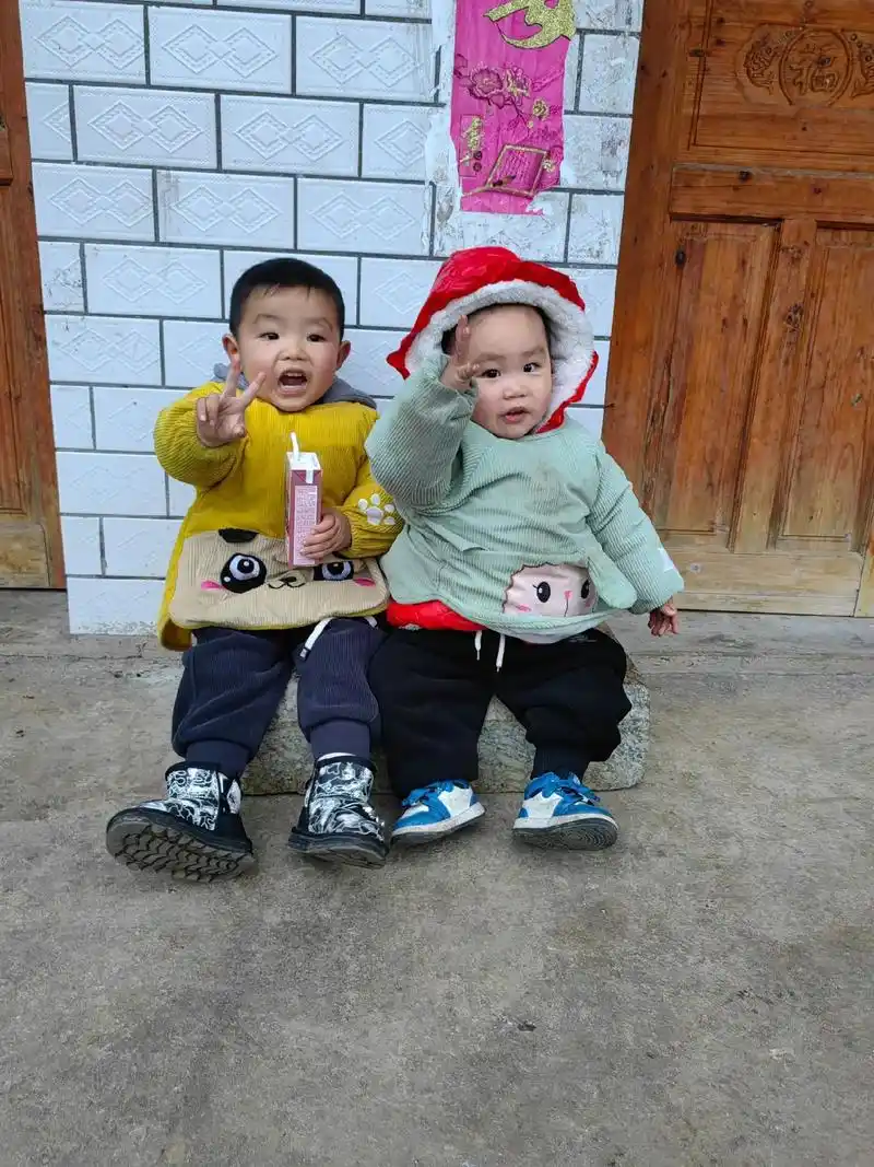 相差一岁的哥哥弟弟,叫他俩拍照比70#欢乐小哥俩 #两个小调皮 - 抖