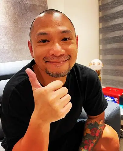 40岁tvb前男星金刚称曾志伟召唤一定回去,女友小娴会体谅_香港