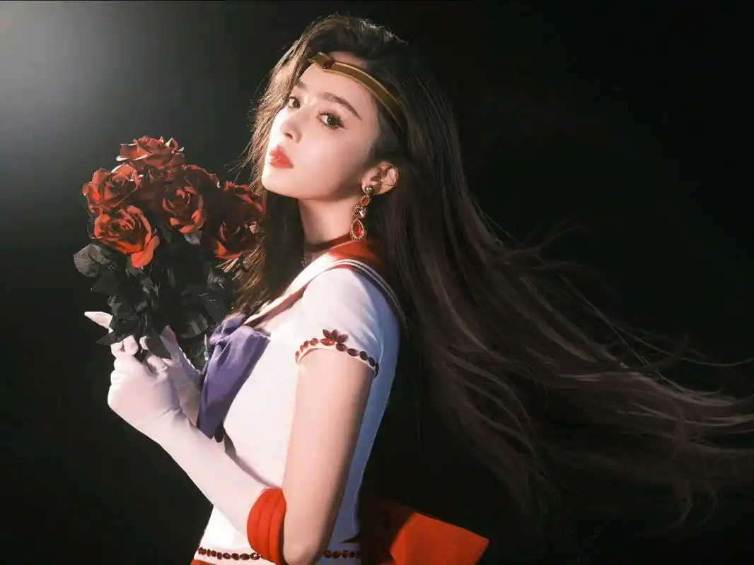 古力娜扎美少女战士附体 古力娜扎身着红白蓝漫画裙,仿佛漫画中的美