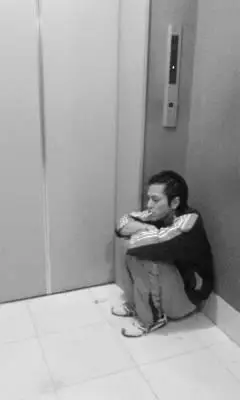 男生蹲墙角的头像