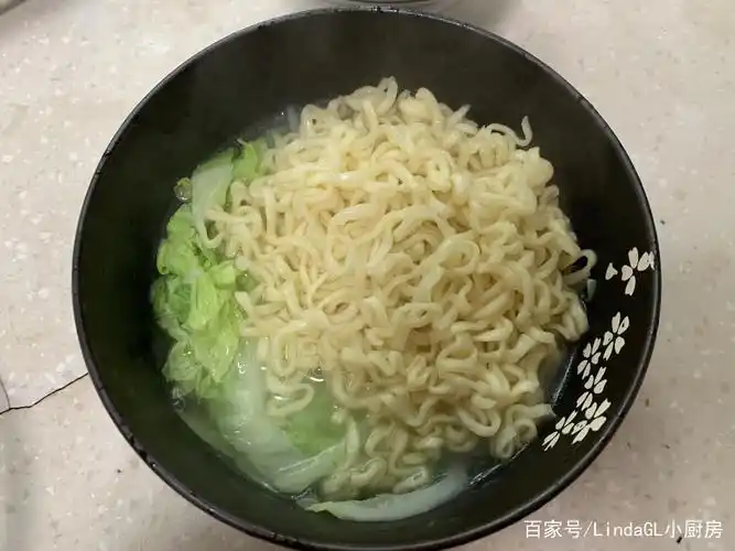 腊肠鸡蛋麻辣方便面,有肉有蛋,有菜有面,一锅熟,方便又实惠!