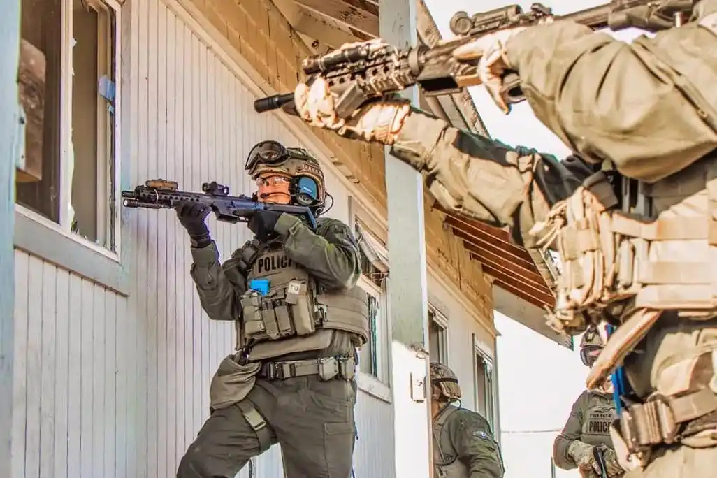 9694华盛顿州巡逻特警#军迷发烧友 #国外合法拍摄 #战术 - 抖音