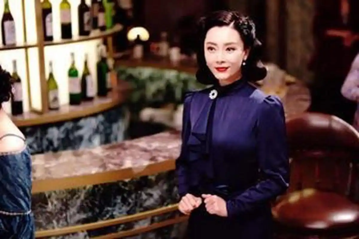 当年,雷佳音和陈数在拍电视剧《和平饭店》中有一段吻戏,当时,陈数