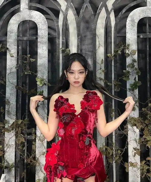 权志龙女友jennie被骂土红衣扮相不上镜殊不知其实是她的小巧思