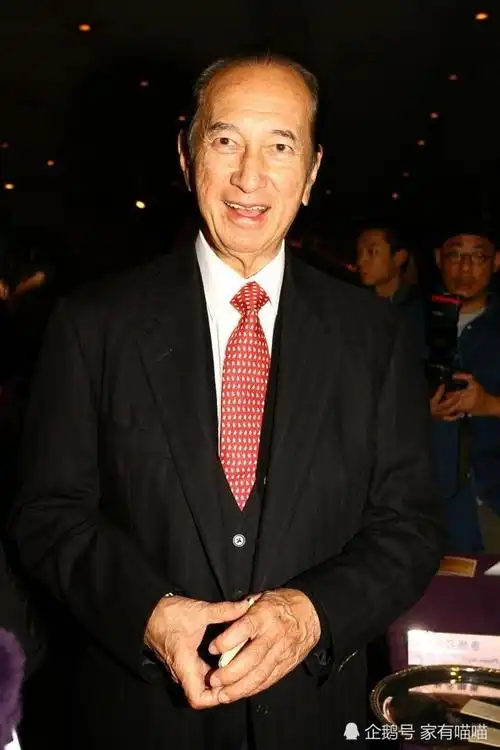 赌王何鸿燊年轻时多帅?看到他曾经的照片,网友:快赶上吴彦祖了