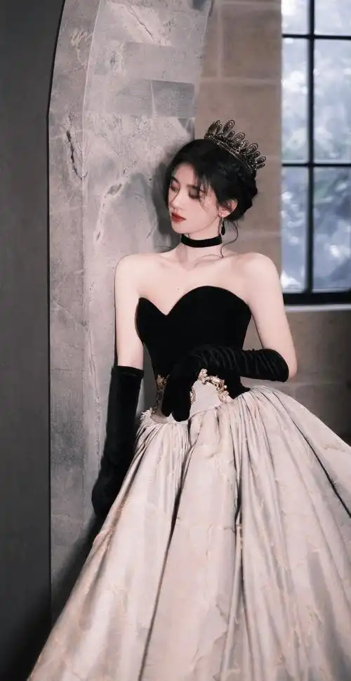 鞠婧祎宫廷风写真,抹胸大裙摆连衣裙配黑色手套,头顶皇冠像公主_感觉_