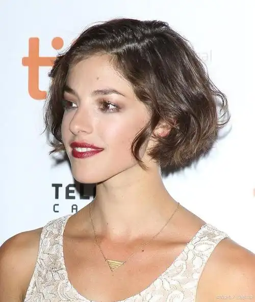 女生自然卷留什么发型?