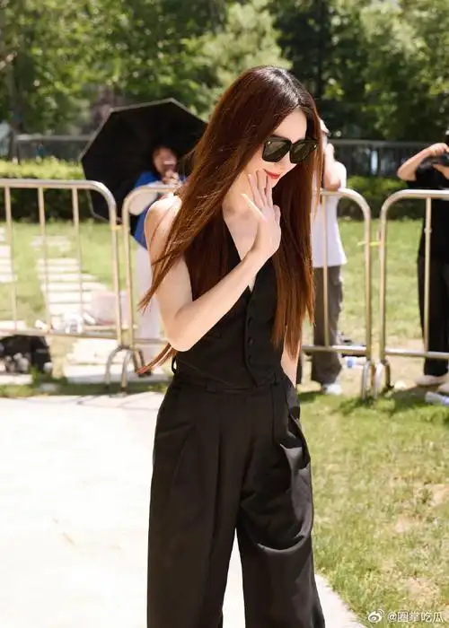 戚薇无袖深v##戚薇纯黑色套装