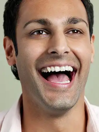 简约开心大笑的男人摄影图图片下载