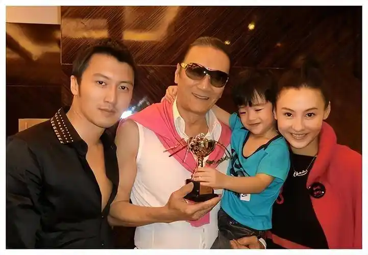 谢霆锋王菲机场合体,耳语对话全曝光,男方解答女方疑问语气宠溺_张柏