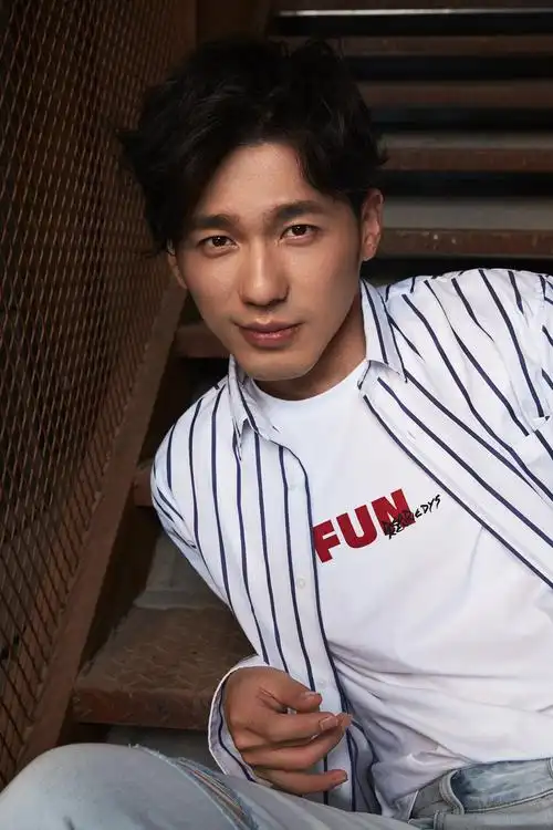 白宇最新写真曝光深邃眼神尽显轻熟魅力