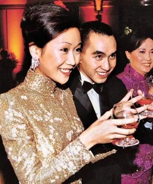 太子爷何猷龙出席活动,穿西服套装状态年轻,站c位拍照显拘谨|何猷君