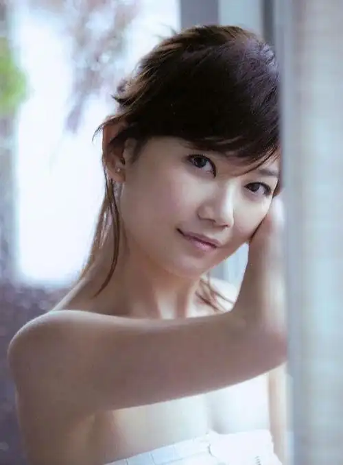 照片中,梁静茹素颜出镜,一头秀发披散在肩头,皮肤白皙光滑.
