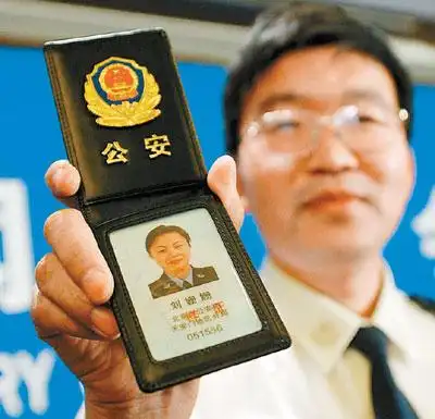 统一警察证明日起配发(图)