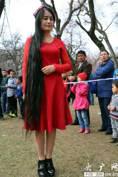 新疆伊犁杏花旅游节 让美丽的长发飘起来(图)