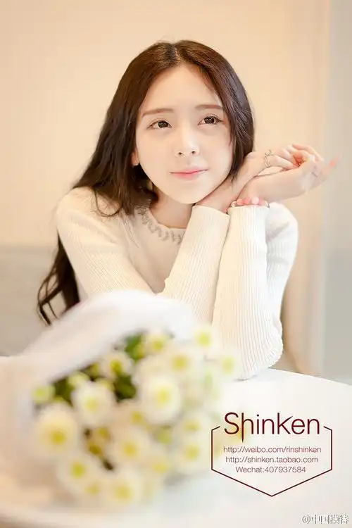 尖下巴美女居家生活照,可爱大方