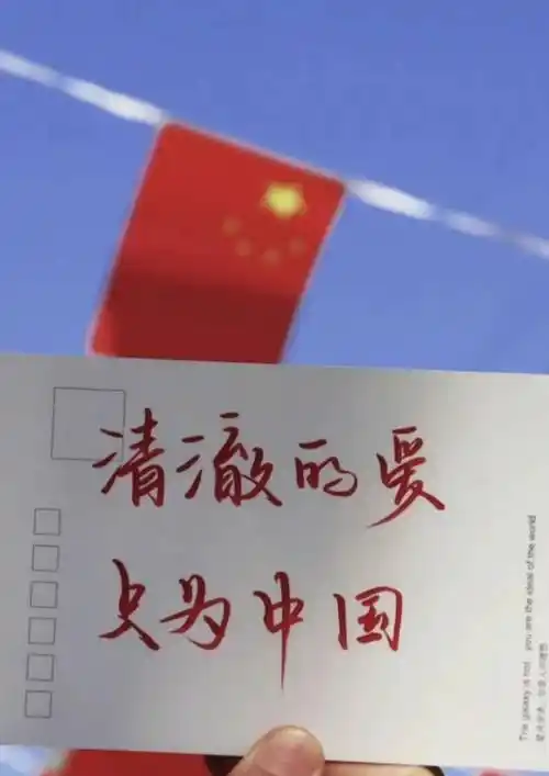 女孩被喊上哈尔滨冰雪大世界舞台认领手机,她的手机壁