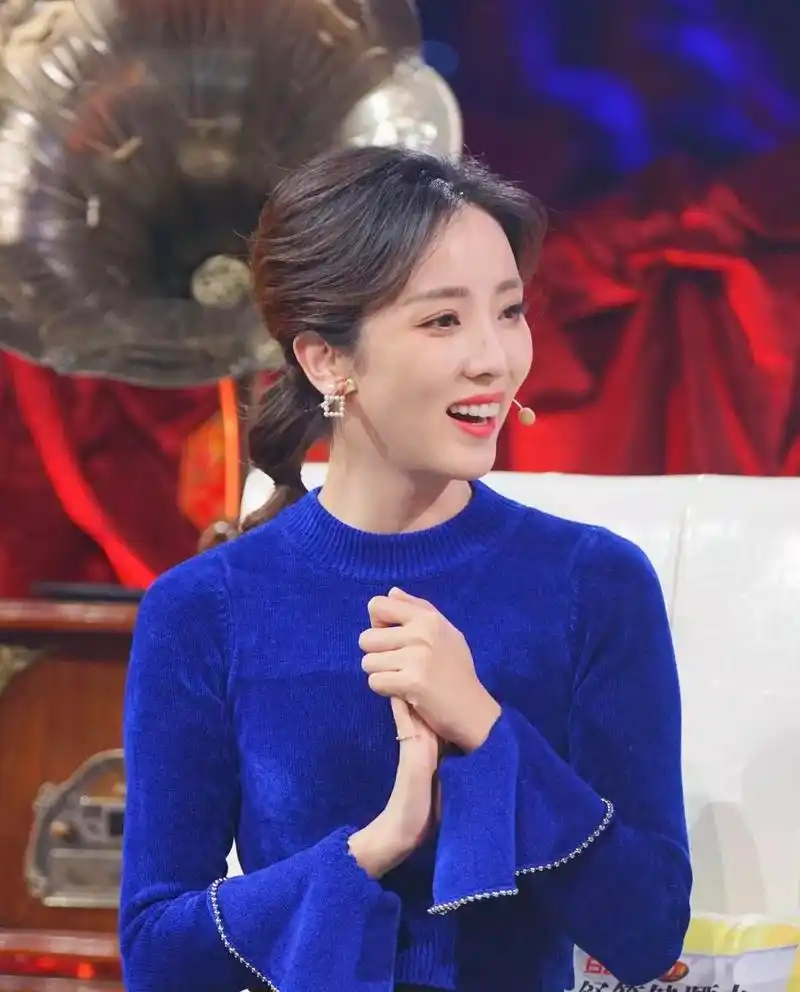 33岁央视女主持李思思美的出众蓝色蕾丝长裙配长发气质又少女哪像33岁