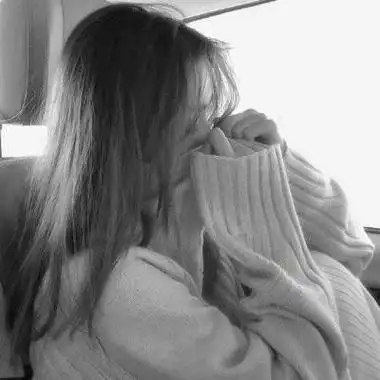 qq头像女生黑白侧脸最新款女生头像丧黑白伤感