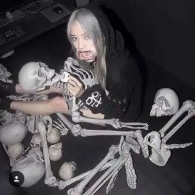 2021真人带血的丧系女头像,女生头像图片-回车桌面