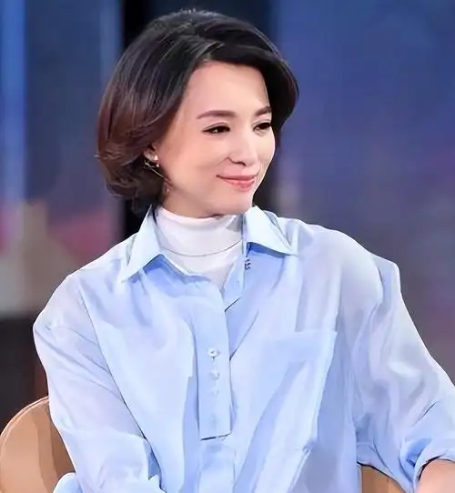 回顾:事实证明,"消失"的央视一姐董卿,已经走上另一条大道