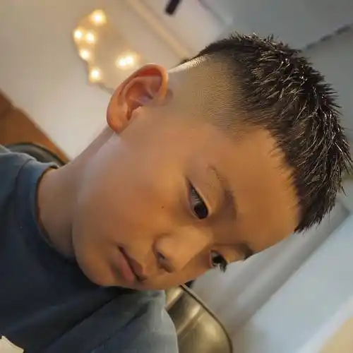 2024夏季小男孩发型来了,两侧铲短很百变,剪完真帅气