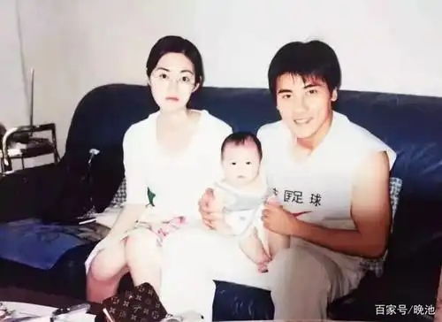 国足名宿 国安老总李明当年与2位小女生合影,如今都成高颜值美女