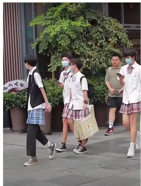一群男生穿"jk裙"走大街,路人觉得很奇怪,圈内人却觉得很酷|裙子|洋装