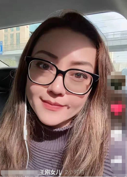 王刚36岁女儿罕露面,长相随妈颜值惊艳,生混血儿女家中显朴素