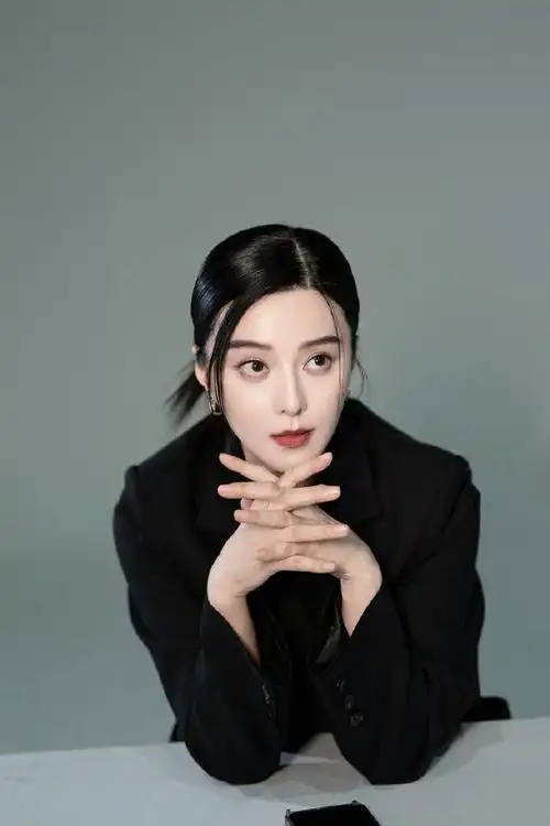 在《esquire》的镜头下,@范冰冰将飒爽无畏的个人风格表露无遗