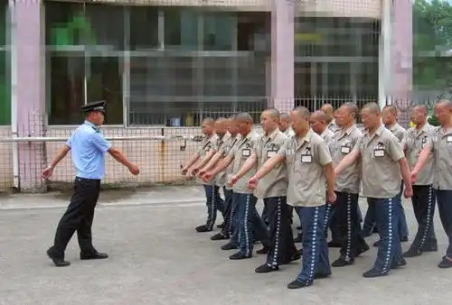 监狱:你知道刚进监狱的第一个月要干什么吗?