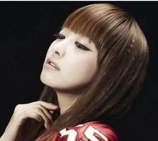 女生玉米须直发发型造型