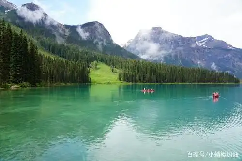 来堆积的冰川遗碛,因此湖水在阳光的照耀下会呈现出深浅不同的碧绿色