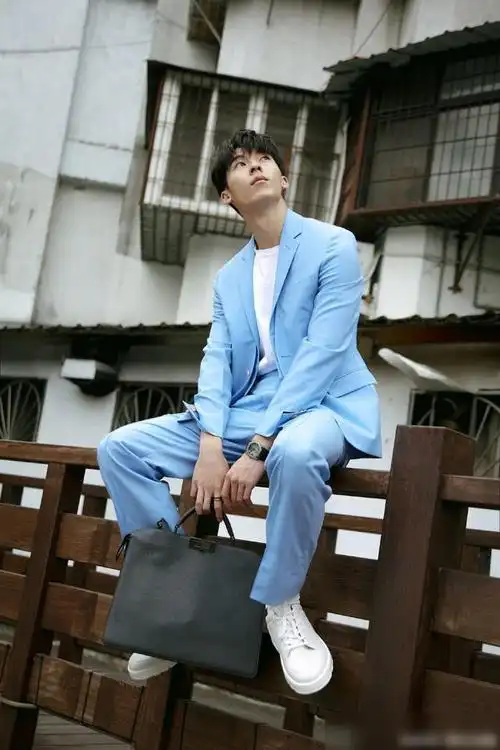 许光汉最新写真释出蓝色西服干净治愈帅气清俊男友气质