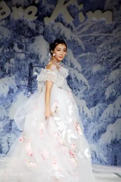 图文安德烈金特别时装秀崔智友纯白婚纱